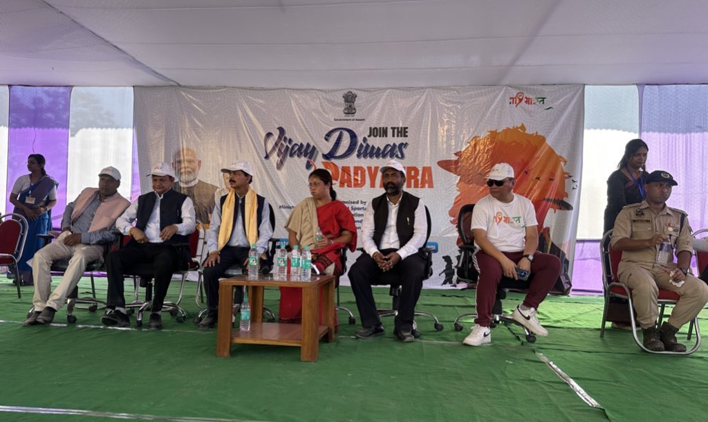nss_rdguwahati's tweet photo. "On Vijay Diwas, the inspiring 7kms Pad Yatra culminated at the Sutarkandi border on 15/12/2024, radiating a spirit of unity and patriotism during the grand Closing Ceremony." @Assam_DSYW @YASMinistry @mansukhmandviya @himantabiswa @_NSSIndia @narendramodi https://t.co/oa16sujZfj