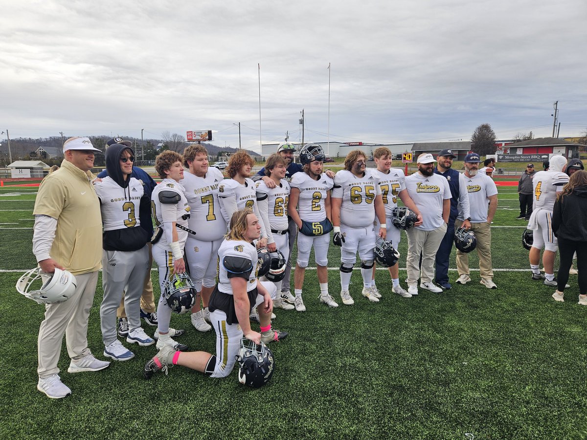 TheOfficial_TL's tweet photo. Honored to be a part of the Chattanooga Area Senior Classic Champions! 🏆🏈  What an incredible experience to play alongside talented players and coaches from across the region, including the amazing folks from @sdtrojansfb. What a game! #SeniorClassicChamps #cfbrecruiting #MenofTroy