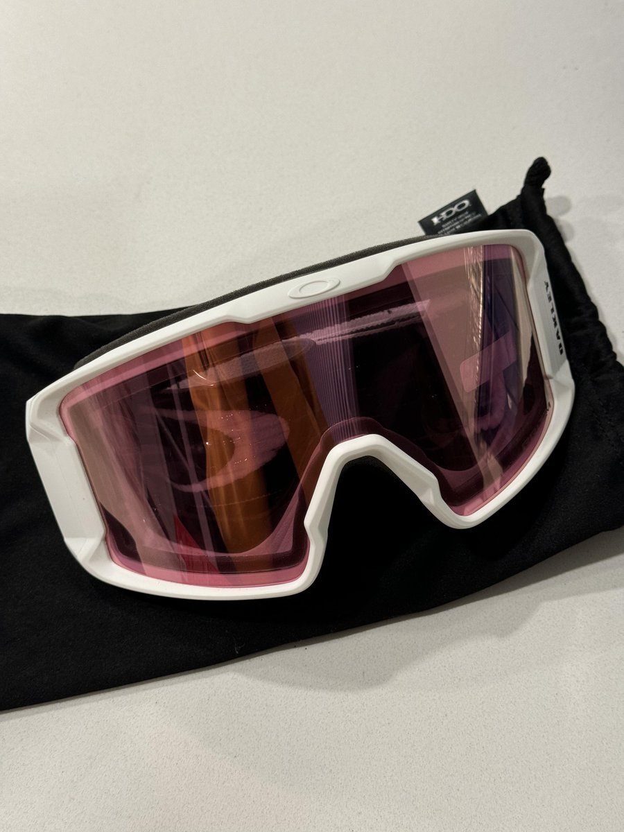 Lisa_03_21's tweet photo. I went shopping with friends over the weekend and picked up a pair of Oakley snow goggles. The quality is really good, and they look awesome! 😎🎿#Boston #skigoggles #SundayHSR #sundayvibes #Sunday #SundayBrunch #sundaysongbook #SundayMorning https://t.co/sIEA0yL5zq