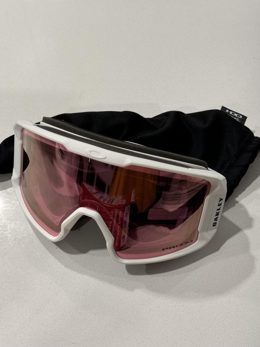Lisa_03_21's tweet photo. I went shopping with friends over the weekend and picked up a pair of Oakley snow goggles. The quality is really good, and they look awesome! 😎🎿#Boston #skigoggles #SundayHSR #sundayvibes #Sunday #SundayBrunch #sundaysongbook #SundayMorning https://t.co/sIEA0yL5zq