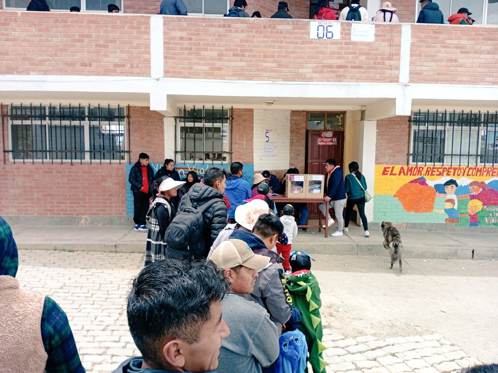 #deÚltimo | #EleccionesJudiciales2024, la jornada de votación en las 14 mesas habilitadas en la unidad educativa Juan José Torres del Distrito 6 de #ElAlto se desarrolla con normalidad, se registran filas en algunas mesas. 

#Bolivia 
#AHORA 
#TSEBolivia