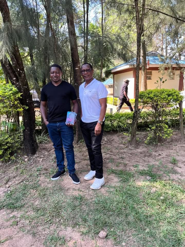 BarackWandera's tweet photo. Engineer Dennis J Indimuli  receiving 10 copies of #ShadowsofLove, for his friends from Egara Kabaji, the author! He is an ambassador of the novel.
@IntercenBooks
@EgaraKabaji 
#2000copiesisreal https://t.co/ceAtMQyMyF