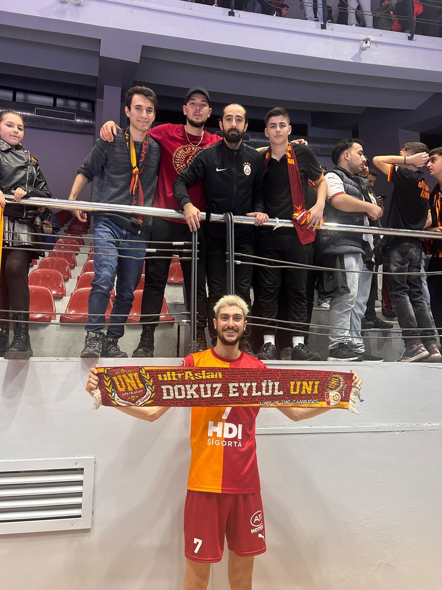 uAUNIDokuzEylul's tweet photo. İZMİR CİMBOMA DEPLASMAN DEĞİL!

GALATASARAY Erkek Voleybol takımımızı altekma karşısında yalnız bırakmadık.

#ultrAslanUNI https://t.co/HXpPzrH9Kz