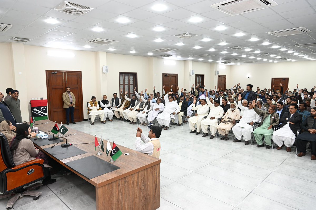 RazaDharijo's tweet photo. Member of National Assembly BB @AseefaBZ and PPP Women's Central President Adi @FaryalTalpurPk are meeting with dignitaries of Zardari community at Zardari House Nawabshah today

 Political issues were discussed during the meeting. https://t.co/qhDh7WdcA8