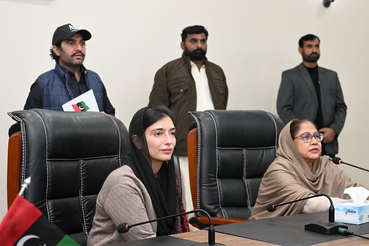RazaDharijo's tweet photo. Member of National Assembly BB @AseefaBZ and PPP Women's Central President Adi @FaryalTalpurPk are meeting with dignitaries of Zardari community at Zardari House Nawabshah today

 Political issues were discussed during the meeting. https://t.co/qhDh7WdcA8