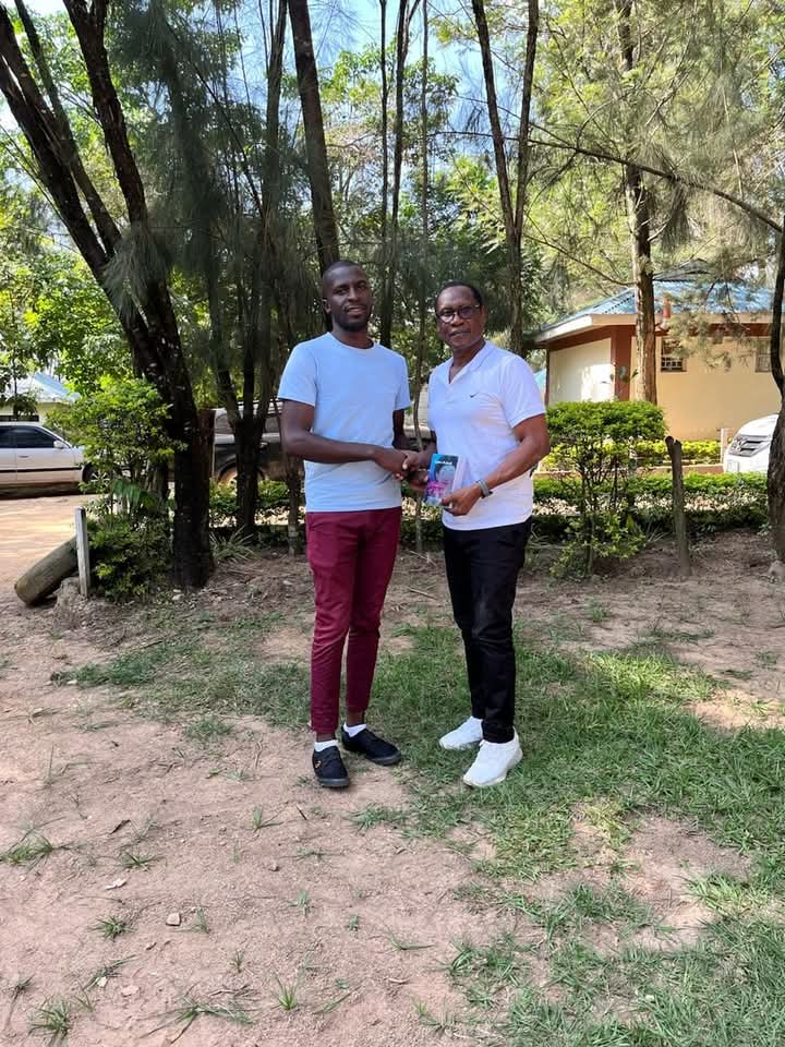 BarackWandera's tweet photo. Kelvin Shachile receiving 10 copies of #ShadowsofLove, for his friends from Egara Kabaji, the author! He is an ambassador of the novel.
@EgaraKabaji @IntercenBooks
#2000copiesisreal https://t.co/U2LcXZ11Bi