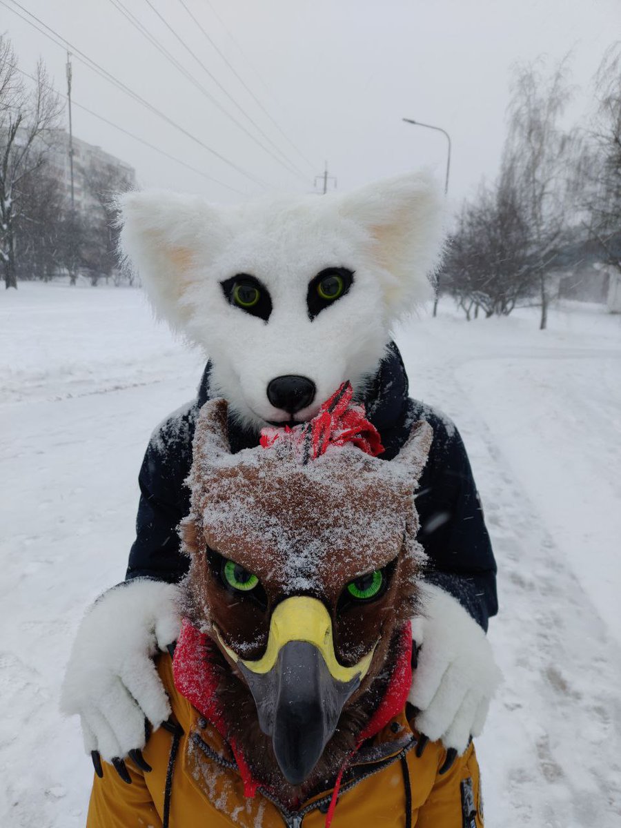 GryphonDark's tweet photo. @eitkz
#fursuit
#snow https://t.co/WPcfOIdrYz