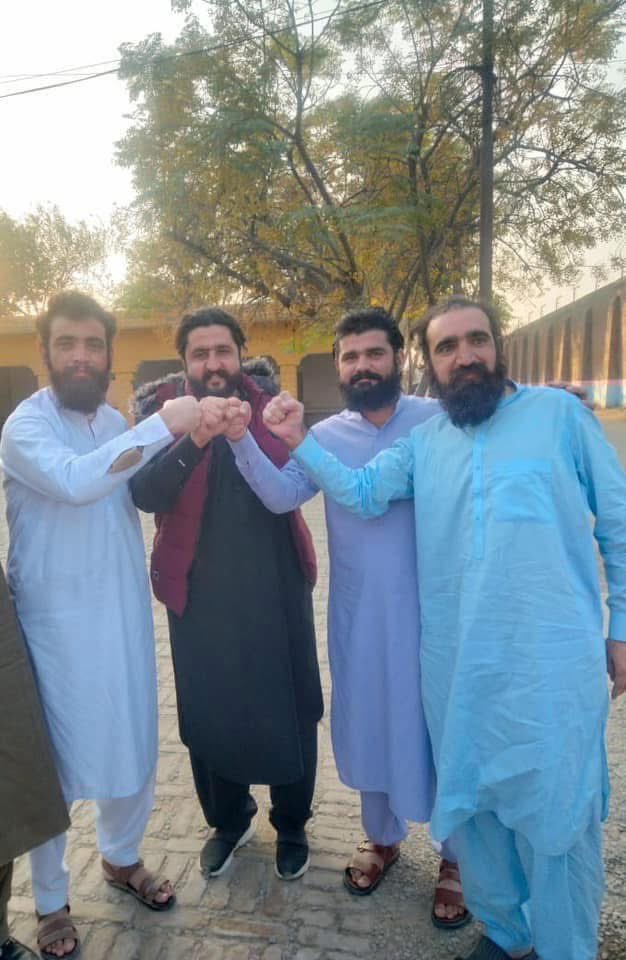 AngarMasoo39490's tweet photo. زما تړلی لاس او ستا درنې درنې څپيړې 
يو وخت خو به جانانه دا حساب کې راولم https://t.co/OI553678Gq