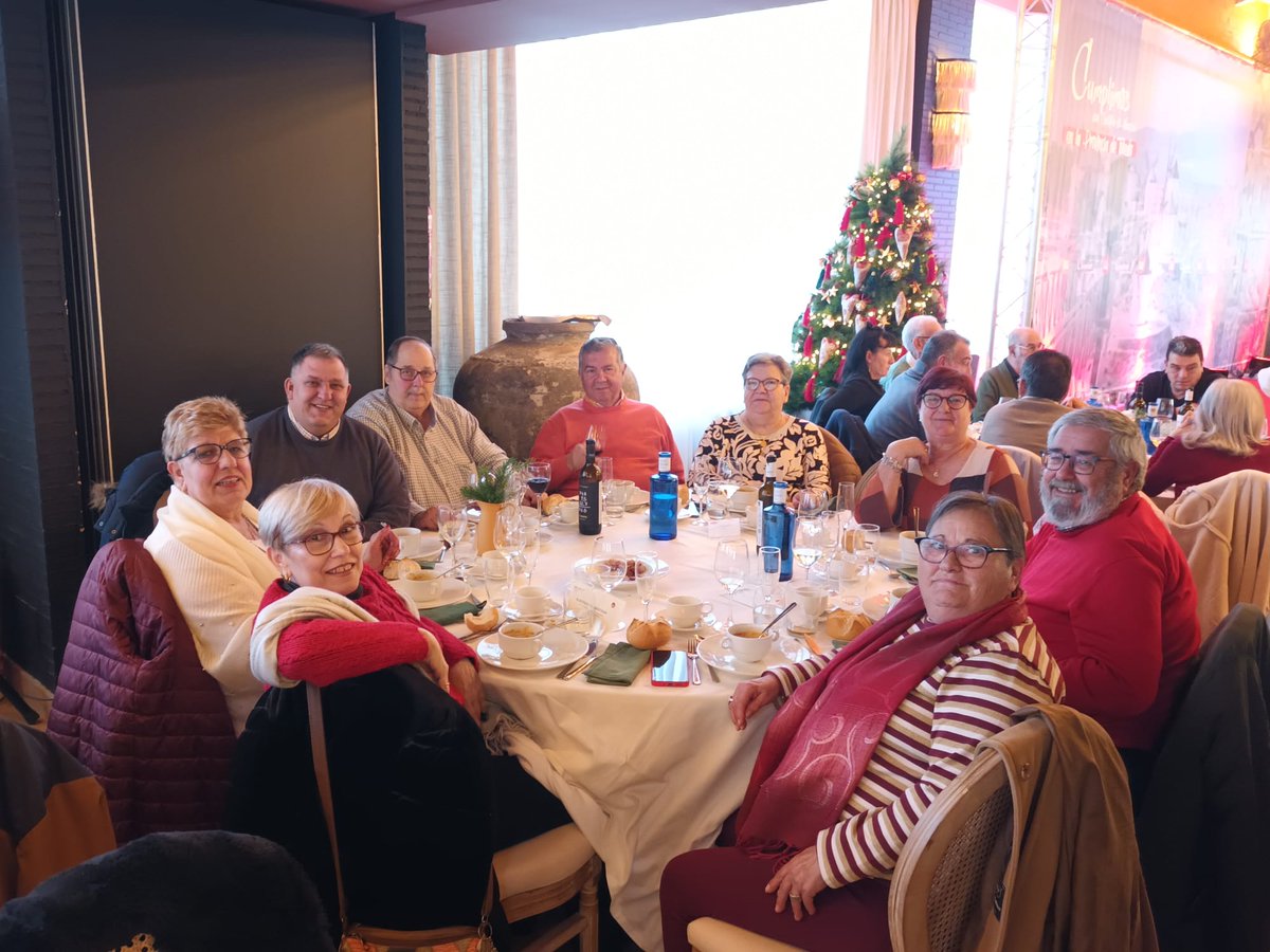 AngelGoruiz's tweet photo. Los socialistas de #Ocaña en la comidafin de año de @psoetoledo https://t.co/usZGAlXIun