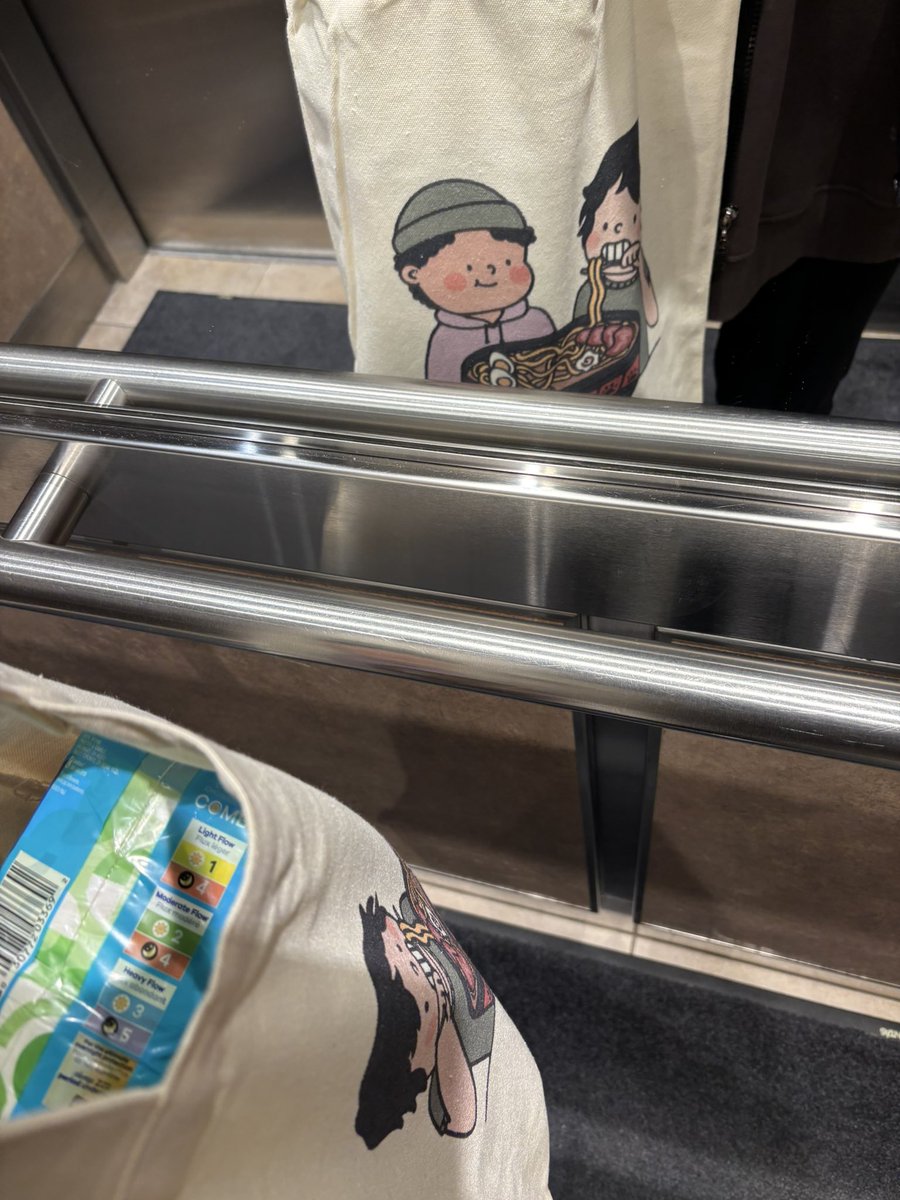 slushybri's tweet photo. Ladies! Put your pads in the slushynoobz tote bag, it what they were made for #lifehacks #followformoretips https://t.co/iU8nDDn7r5