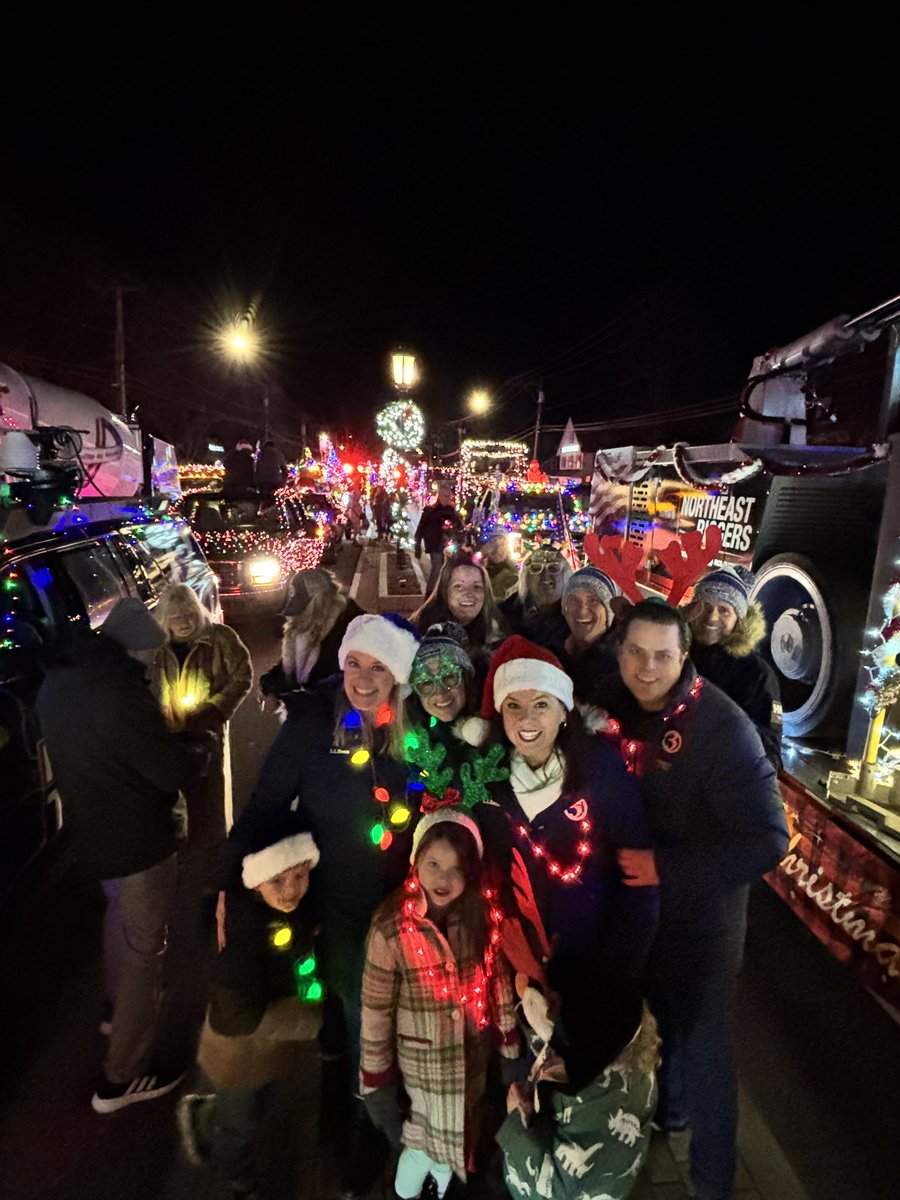 amva15's tweet photo. Such a fun night with some of our @WFSBnews family at the #OldSaybrook Torchlight Parade ✨🎄 https://t.co/A1rWhMooVO