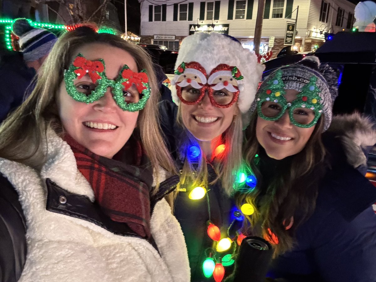 amva15's tweet photo. Such a fun night with some of our @WFSBnews family at the #OldSaybrook Torchlight Parade ✨🎄 https://t.co/A1rWhMooVO