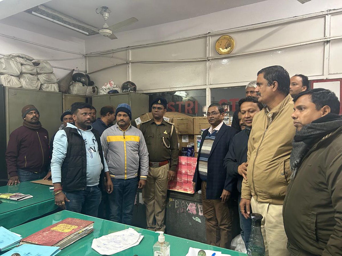 PIB_Patna's tweet photo. सीमा शुल्क (निवारण), पटना के एकीकृत चेक पोस्ट एवं निवारण #रक्सौल के अधिकारियों ने गुप्त सूचना के आधार पर एक बड़ी कार्रवाई करते हुए रक्सौल रेलवे स्टेशन से विदेशी मूल के 6598 पीस अवैध इलेक्ट्रॉनिक सिगरेट की बड़ी खेप को जब्त किया, जिसका अनुमानित मूल्य करीब पौने तीन करोड़ रुपए है। https://t.co/uKEGjYjs1c