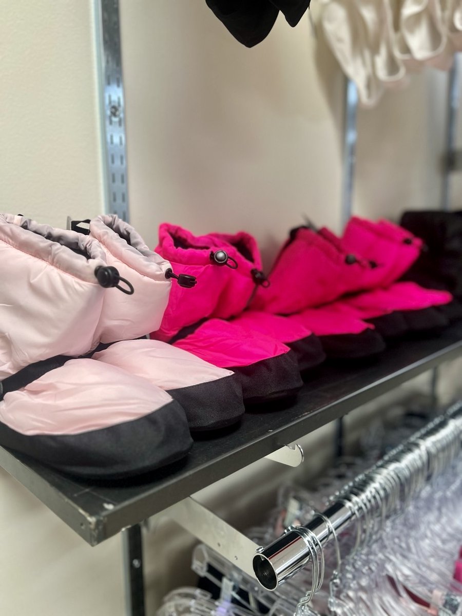 shopthebarre's tweet photo. Dancer winter boots are insulated dance booties! Find a wide selection at The Barre. Keep your feet + toes warm for long rehearsals ahead of show season. We love these booties for their adjustable drawstrings and cute colors.
#dancestore #danceshoes #balletcore #fargo #fargond https://t.co/PvbGWyF7S5