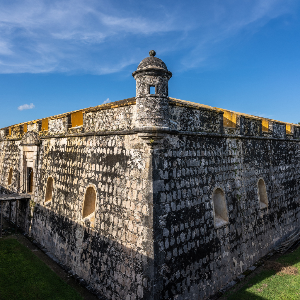¿De visita en Campeche? Te recomendamos un chapuzón en nuestra alberca, después puedes ir la Plaza de la Independencia o a conocer el imponente Fuerte de San José el Alto. ¡Comenta qué actividades recomiendas para conocer la zona! 📍