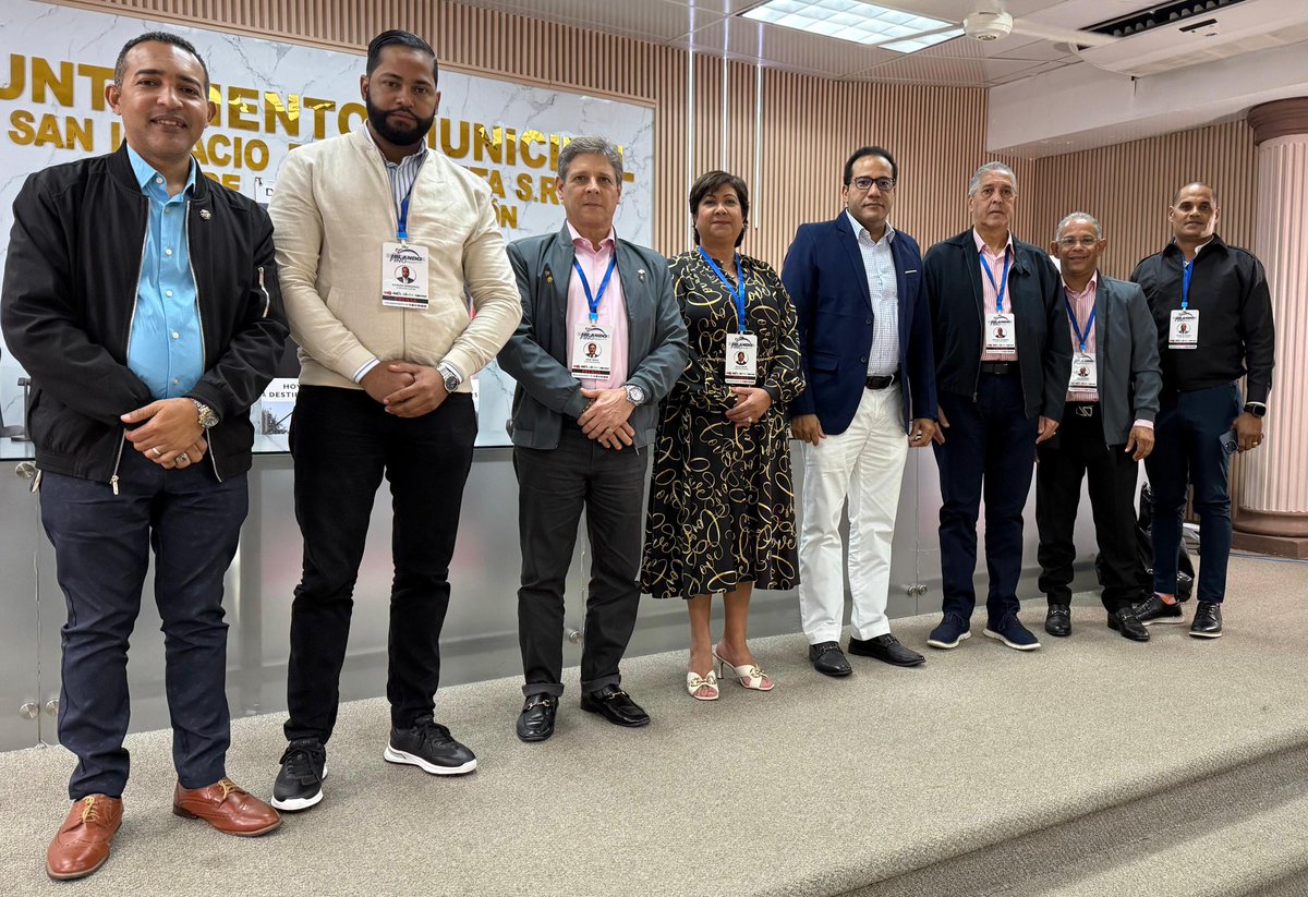 HilandoFinoTV's tweet photo. Hoy concluimos una exitosa cobertura especial, donde realizamos desde Sabaneta provincia Santiago Rodríguez, un magnífico programa en honor al extinto senador Darío Gómez Martínez, al cumplirse 23 años de su partida a destiempo. Con esta transmisión histórica del Grupo de medios Hilando Fino por más de 7 horas, pudimos constatar que el Dr. Darío Gómez aún vive en los corazones no sólo de los noroestanos, linieros y fronterizos, sino de todos los dominicanos, eso lo confirma cómo fuimos recibidos en el municipio de Sabaneta y cómo los líderes, figuras y personalidades del país se manifestaron de manera presencial, conectando a través de nuestra unidad móvil y enviando videos expresando su cariño, admiración y reconocimiento a este gran líder social y filántropo de Santiago Rodríguez. ¡Gracias a todos por ser parte de la historia!