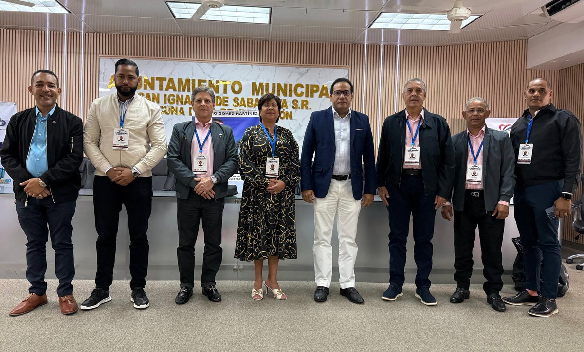 HilandoFinoTV's tweet photo. Hoy concluimos una exitosa cobertura especial, donde realizamos desde Sabaneta provincia Santiago Rodríguez, un magnífico programa en honor al extinto senador Darío Gómez Martínez, al cumplirse 23 años de su partida a destiempo. Con esta transmisión histórica del Grupo de medios Hilando Fino por más de 7 horas, pudimos constatar que el Dr. Darío Gómez aún vive en los corazones no sólo de los noroestanos, linieros y fronterizos, sino de todos los dominicanos, eso lo confirma cómo fuimos recibidos en el municipio de Sabaneta y cómo los líderes, figuras y personalidades del país se manifestaron de manera presencial, conectando a través de nuestra unidad móvil y enviando videos expresando su cariño, admiración y reconocimiento a este gran líder social y filántropo de Santiago Rodríguez. ¡Gracias a todos por ser parte de la historia!