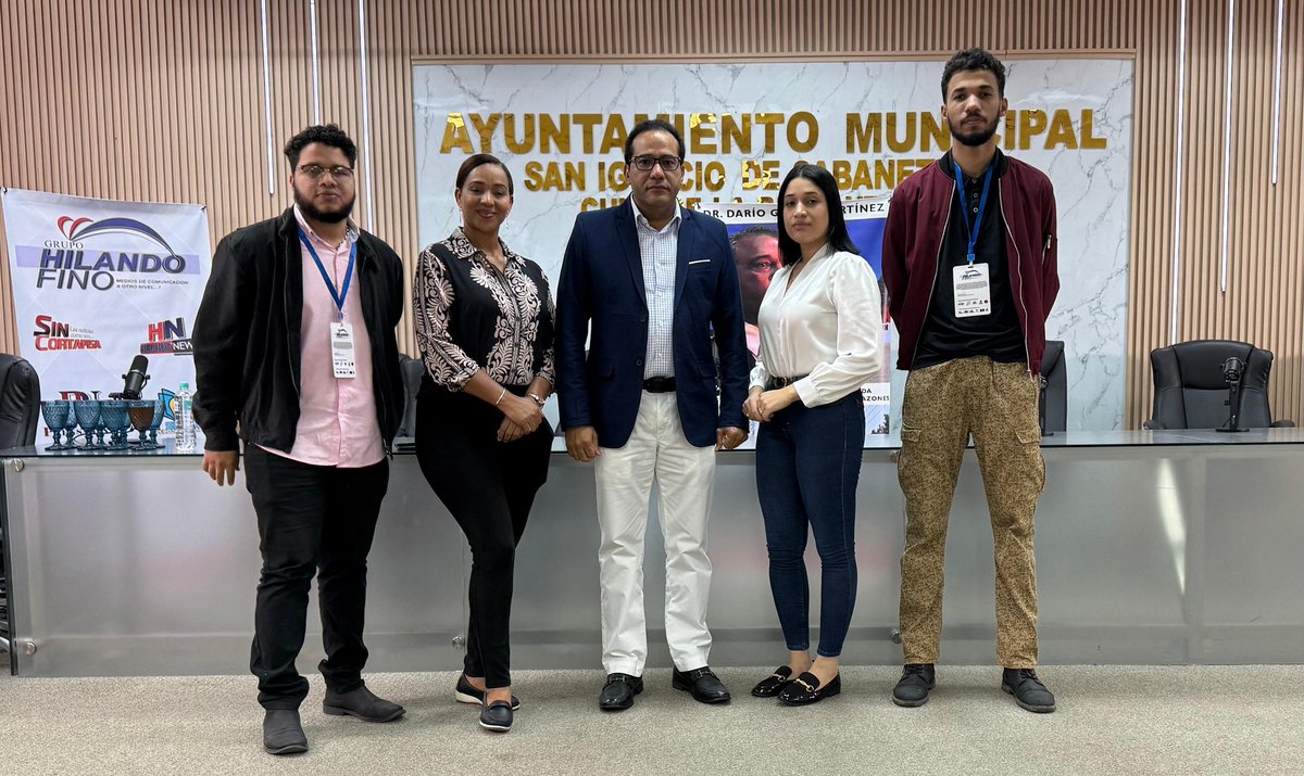HilandoFinoTV's tweet photo. Hoy concluimos una exitosa cobertura especial, donde realizamos desde Sabaneta provincia Santiago Rodríguez, un magnífico programa en honor al extinto senador Darío Gómez Martínez, al cumplirse 23 años de su partida a destiempo. Con esta transmisión histórica del Grupo de medios Hilando Fino por más de 7 horas, pudimos constatar que el Dr. Darío Gómez aún vive en los corazones no sólo de los noroestanos, linieros y fronterizos, sino de todos los dominicanos, eso lo confirma cómo fuimos recibidos en el municipio de Sabaneta y cómo los líderes, figuras y personalidades del país se manifestaron de manera presencial, conectando a través de nuestra unidad móvil y enviando videos expresando su cariño, admiración y reconocimiento a este gran líder social y filántropo de Santiago Rodríguez. ¡Gracias a todos por ser parte de la historia!