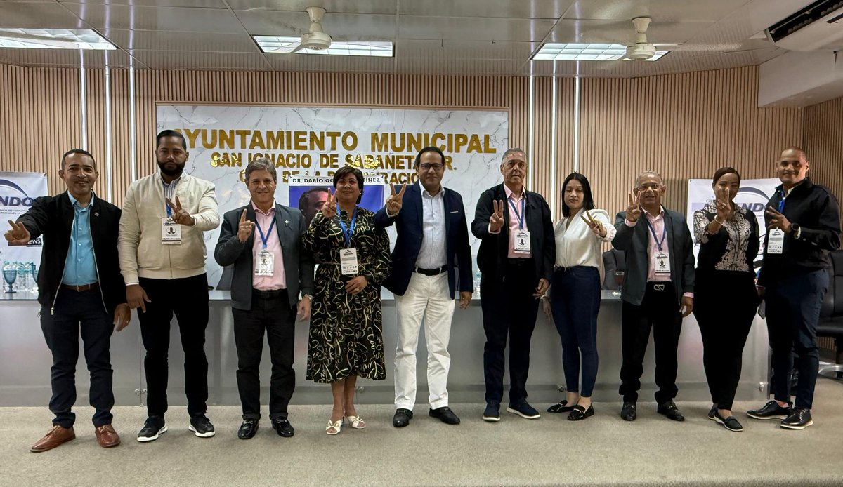 HilandoFinoTV's tweet photo. Hoy concluimos una exitosa cobertura especial, donde realizamos desde Sabaneta provincia Santiago Rodríguez, un magnífico programa en honor al extinto senador Darío Gómez Martínez, al cumplirse 23 años de su partida a destiempo. Con esta transmisión histórica del Grupo de medios Hilando Fino por más de 7 horas, pudimos constatar que el Dr. Darío Gómez aún vive en los corazones no sólo de los noroestanos, linieros y fronterizos, sino de todos los dominicanos, eso lo confirma cómo fuimos recibidos en el municipio de Sabaneta y cómo los líderes, figuras y personalidades del país se manifestaron de manera presencial, conectando a través de nuestra unidad móvil y enviando videos expresando su cariño, admiración y reconocimiento a este gran líder social y filántropo de Santiago Rodríguez. ¡Gracias a todos por ser parte de la historia!