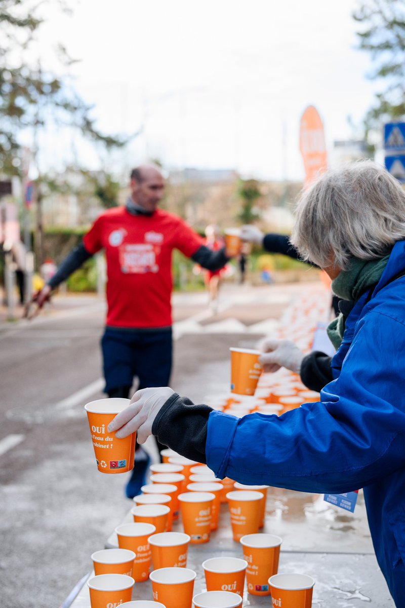 SyndicatEauxIDF's tweet photo. [#EnImages] Avec le #SEDIF, on s’hydrate lors des ravitaillements et à l’arrivée en évitant le plastique à usage unique sur la Corrida de Noël d’@Issylesmoul ! 🏃🏻‍♂️

L’🚰, une eau de qualité, locale et écologique ! https://t.co/YneO9KcpUR