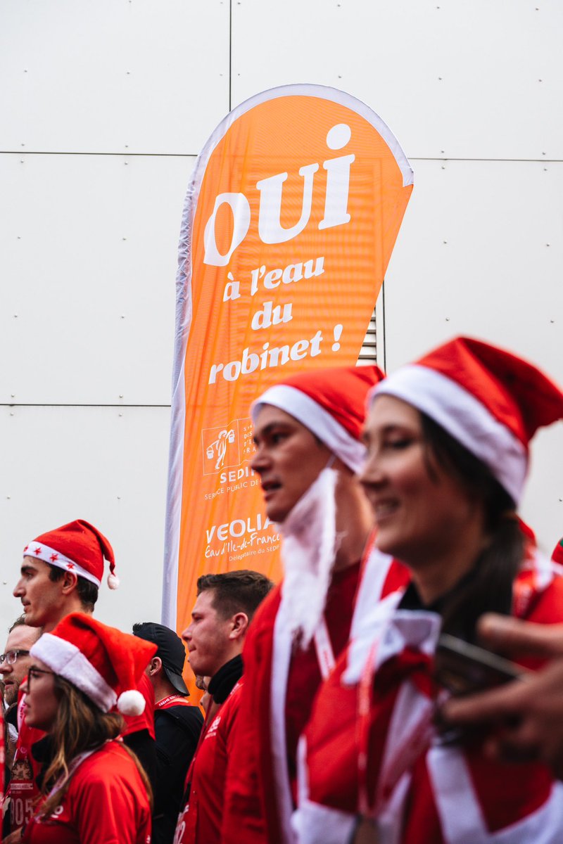 SyndicatEauxIDF's tweet photo. [#EnImages] Avec le #SEDIF, on s’hydrate lors des ravitaillements et à l’arrivée en évitant le plastique à usage unique sur la Corrida de Noël d’@Issylesmoul ! 🏃🏻‍♂️

L’🚰, une eau de qualité, locale et écologique ! https://t.co/YneO9KcpUR