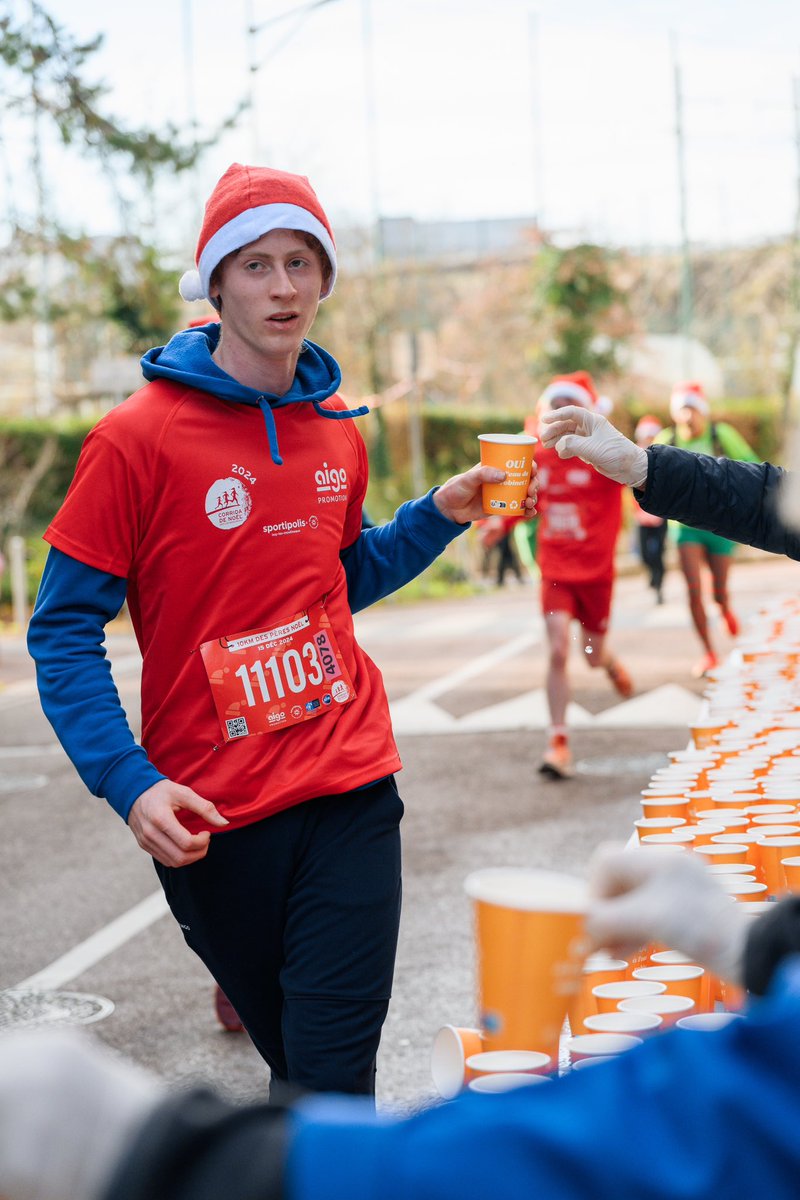 SyndicatEauxIDF's tweet photo. [#EnImages] Avec le #SEDIF, on s’hydrate lors des ravitaillements et à l’arrivée en évitant le plastique à usage unique sur la Corrida de Noël d’@Issylesmoul ! 🏃🏻‍♂️

L’🚰, une eau de qualité, locale et écologique ! https://t.co/YneO9KcpUR