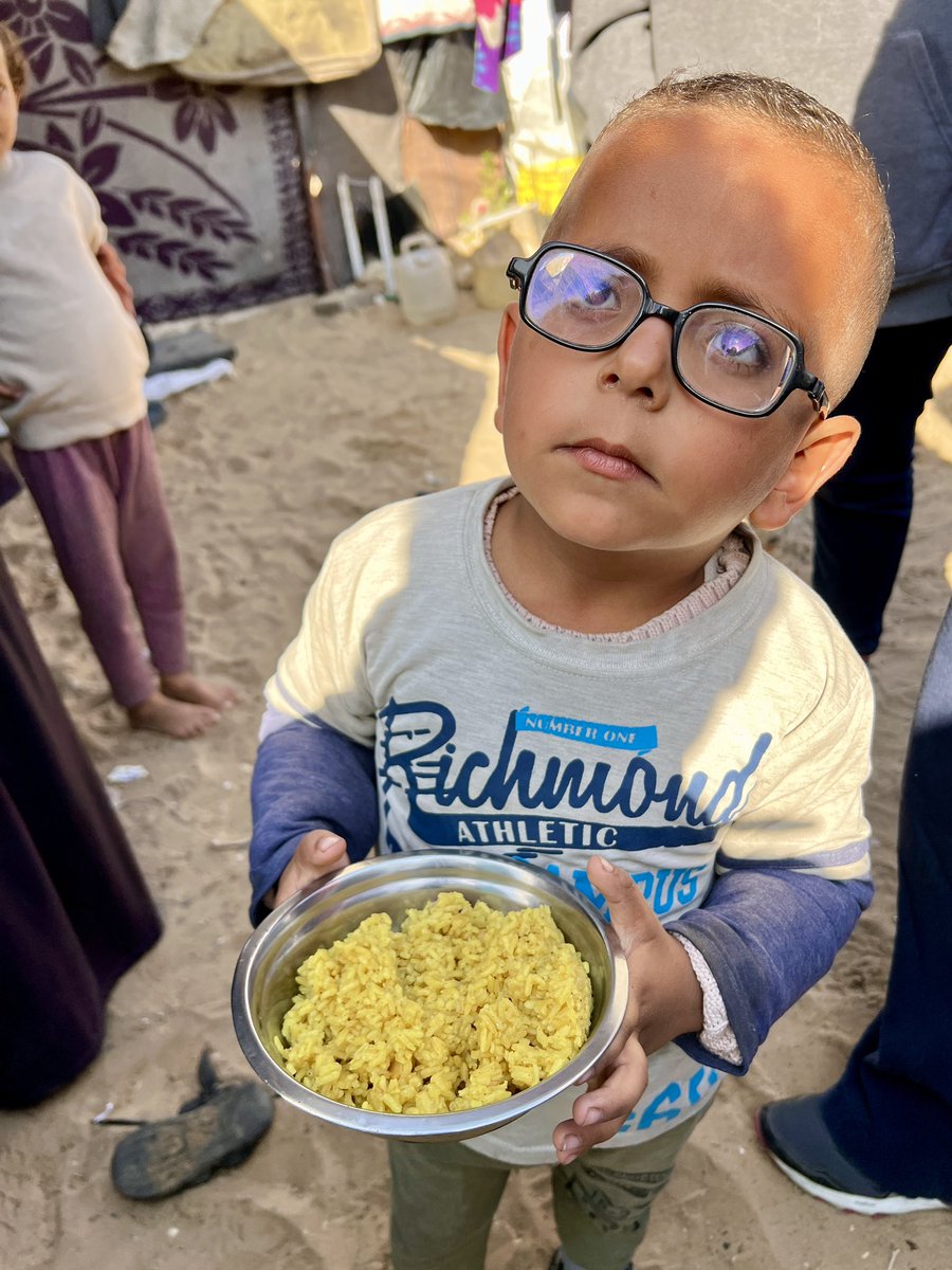 jonathandumont1's tweet photo. Children in #Gaza have experienced the worst of humanity. The horrors of war and the hunger that comes with it. The hotmeals #WFP provides to kids in Gaza helps ease the ache of empty stomachs, provides a little comfort and the strength to face another day https://t.co/fwtd1y1S8t
