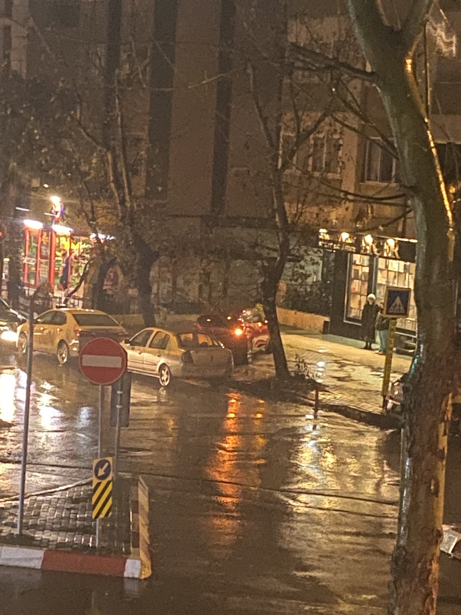 Bir saattir korna çalarak sahibini bulmaya çalışıyorlar adam hem yaya geçidine parketmiş hem diğer aracın çıkışını kapatmış tamam hatalı da bir saattir korna dinliyoruz mahallece 😡😡
<a href="/TrafikEgm/">EGM Trafik</a>