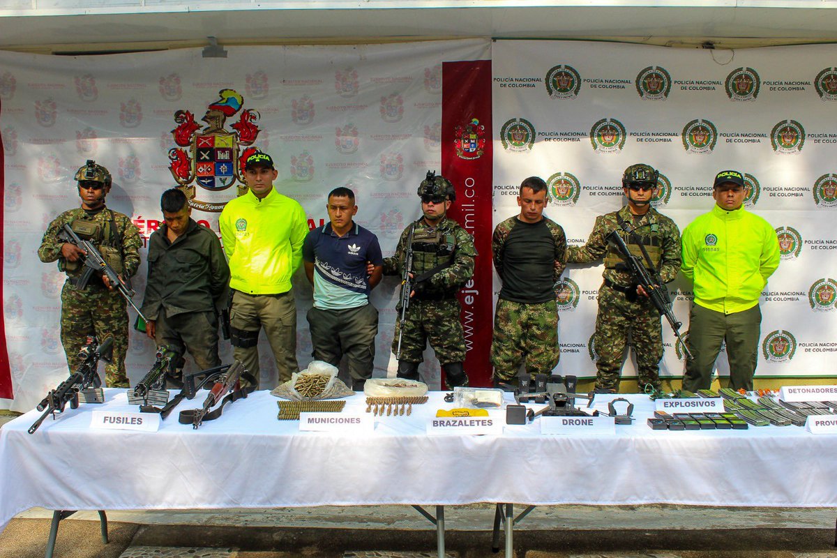 mindefensa's tweet photo. Asestamos contundente golpe al frente ‘Ismael Ruiz’ en el sur del Tolima: al notar la presencia de integrantes de la estructura residual, @COL_EJERCITO inicia los combates y logra la recuperación de un menor de edad, la captura de tres personas, la muerte en desarrollo de operaciones militares de un sujeto y la incautación de abundante material de guerra.

Dentro de los capturados estaría alias Willington, cabecilla principal, quien obedecía órdenes de ‘Iván Mordisco’. Esta estructura venía desde el departamento del Cauca, hacían parte de la comisión Frente Carlos Patiño, y habrían recibido órdenes de llegar al Tolima para reformar las acciones criminales del grupo armado organizado residual Ismael Ruiz.

Los capturados quedaron a disposición de la autoridades competentes y @PoliciaColombia.