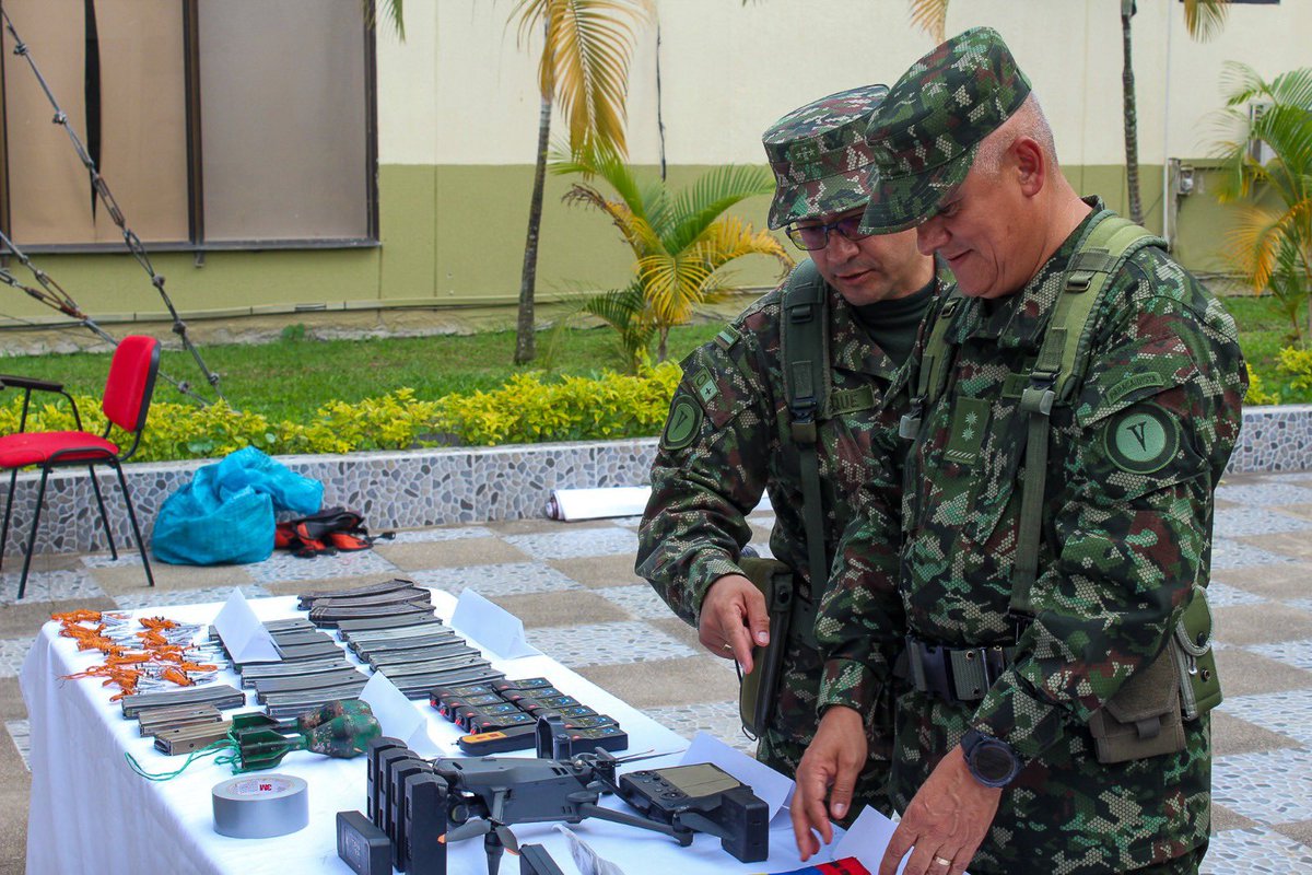 mindefensa's tweet photo. Asestamos contundente golpe al frente ‘Ismael Ruiz’ en el sur del Tolima: al notar la presencia de integrantes de la estructura residual, @COL_EJERCITO inicia los combates y logra la recuperación de un menor de edad, la captura de tres personas, la muerte en desarrollo de operaciones militares de un sujeto y la incautación de abundante material de guerra.

Dentro de los capturados estaría alias Willington, cabecilla principal, quien obedecía órdenes de ‘Iván Mordisco’. Esta estructura venía desde el departamento del Cauca, hacían parte de la comisión Frente Carlos Patiño, y habrían recibido órdenes de llegar al Tolima para reformar las acciones criminales del grupo armado organizado residual Ismael Ruiz.

Los capturados quedaron a disposición de la autoridades competentes y @PoliciaColombia.
