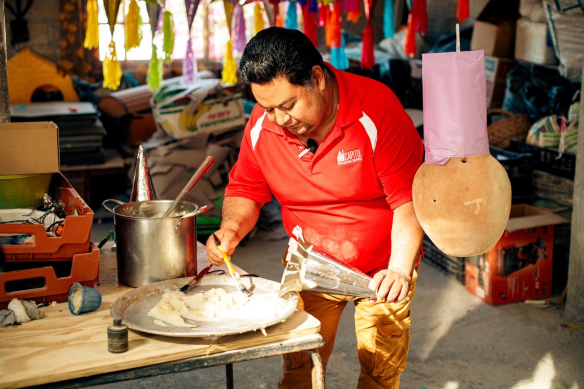 ADNoticiasMex's tweet image. 🪅 | #Piñatas, una parte de la cultura mexiquense. 

En el #Edomex los talleres de su elaboración abundan, y son el sustento de varias familias. 👨‍👩‍👧‍👦

En todo el estado puedes conseguir estas #artesanías hasta aprender a hacerlas. 🤩