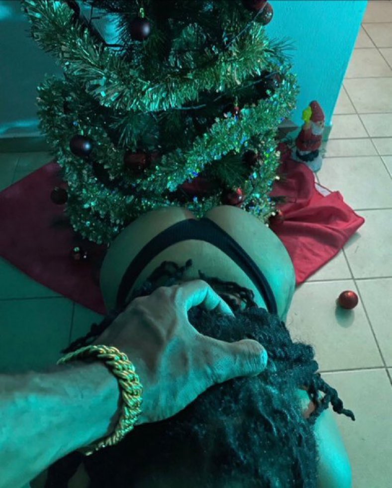 shmoods's tweet photo. Santa, you have one job. https://t.co/kMo06DWbP0