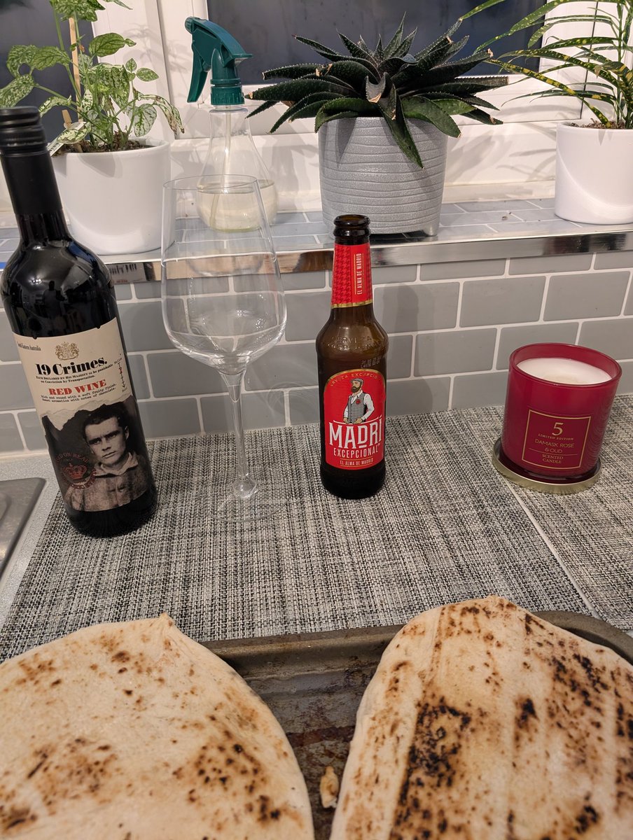 Macsbackagain7's tweet image. Red wine
Red label beer
Red candle

Reds for the win..

#reaching