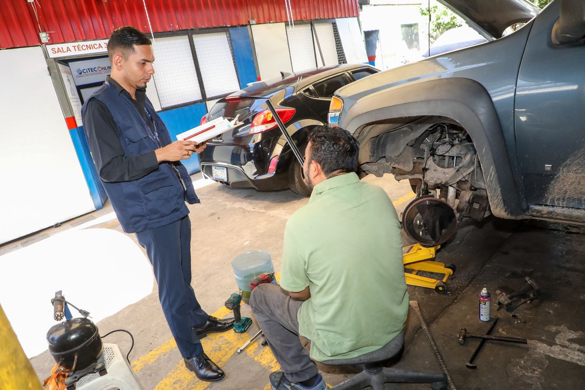 PTriunfa's tweet photo. 📍 #Nacionales || El Ministro de Trabajo @RolandoCastroSv anuncia la intensificación de la campaña #DefiendeTuAguinaldo durante diciembre, con equipos desplegados por todo el país para garantizar el pago del aguinaldo a los trabajadores.

El funcionario destacó que la mayoría de las empresas e instituciones ya cumplen con esta obligación, a quienes reconoció por su compromiso. Sin embargo, advirtió que aquellas que incumplan serán sancionadas conforme a la ley, reiterando que el aguinaldo es un acto de empatía y justicia hacia la clase trabajadora por su esfuerzo anual.

"Seguiremos trabajando sin descanso para proteger los derechos laborales. Este es el nuevo Ministerio de Trabajo de El Salvador", afirmó el funcionario.