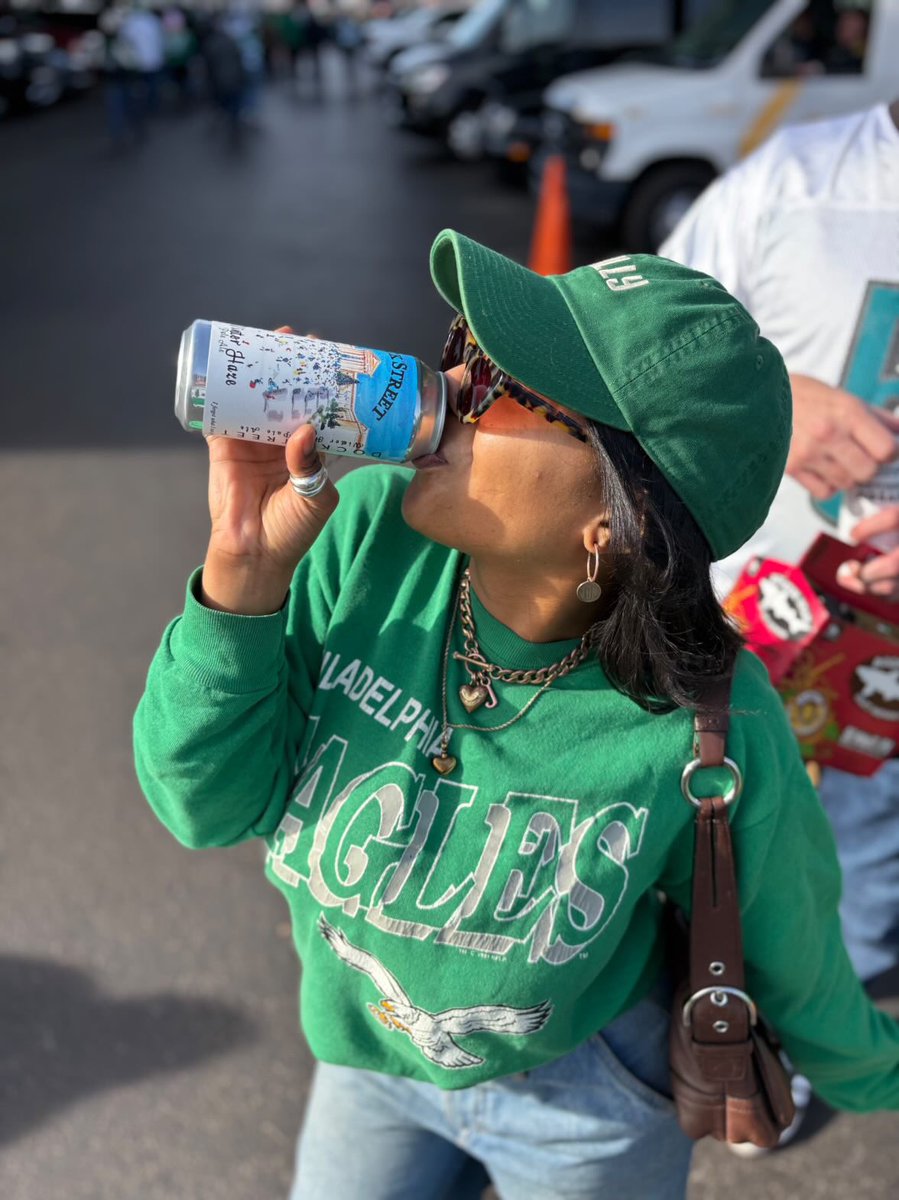 Game day!!! Jacine nailed it with the DS Winter Haze and the Eagles drip at the tailgate last week 🤘🤘🤘 Come watch at Dock Street South (w/sound) or grab Dock Street cans to tailgate. Pro-tip: get pizza AND beer delivered w/in a 2mi radius via @relaydelivery. GO BIRDS!! 🦅🦅🦅