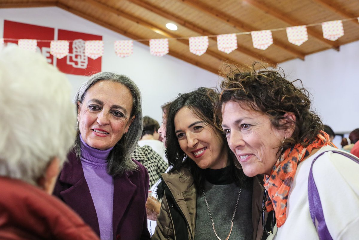 EstherGMoran's tweet photo. Con la militancia en #FuenteDeCantos y #Zafra donde el PSOE es un gran ejemplo de participación y democracia. Este es el partido en el que creo. 

Necesitamos unidad y fortaleza para volver a gobernar, para seguir transformando esta tierra como lo hemos hecho durante tantos años. https://t.co/bG2c8yD48u