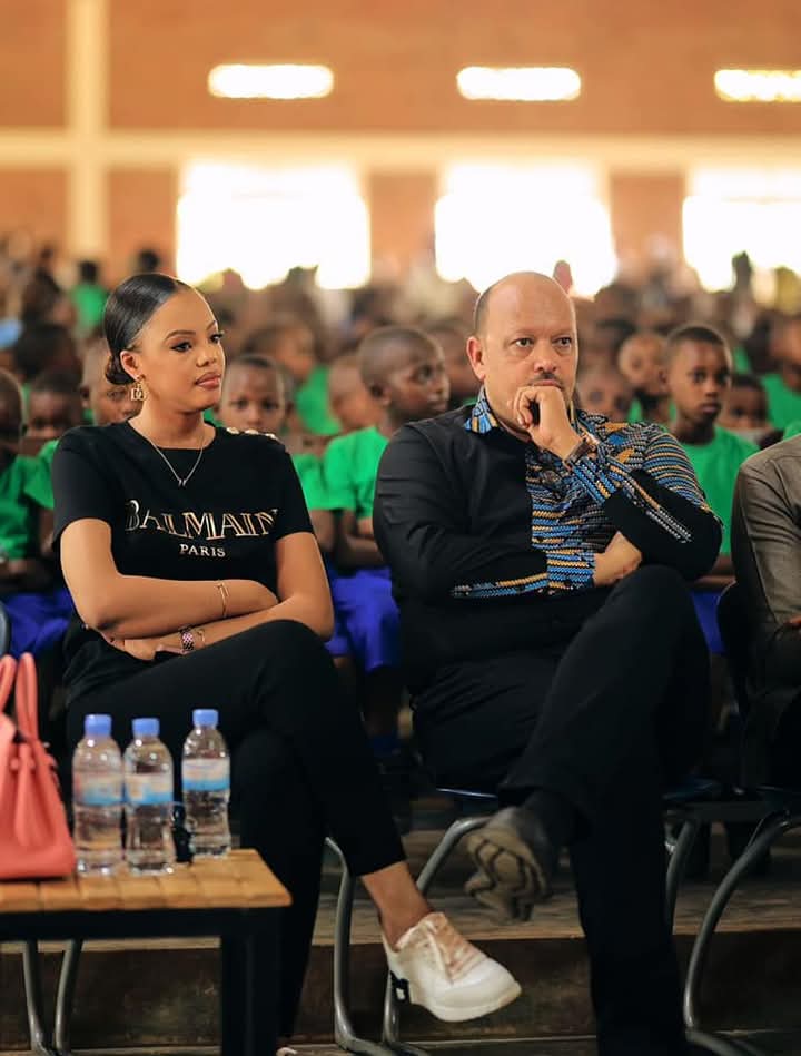MuhaburaRwanda's tweet photo. Miss @JollyMutesi Mutesi yatanze imashini 25 ku bakobwa barangije amahugurwa yo kudoda bahawe babifashijwe n’umuryango ‘Gasore Foundation’ washinzwe na #Gasore Serge ukorera mu Karere ka #Bugesera. https://t.co/fMfWqbNFLB