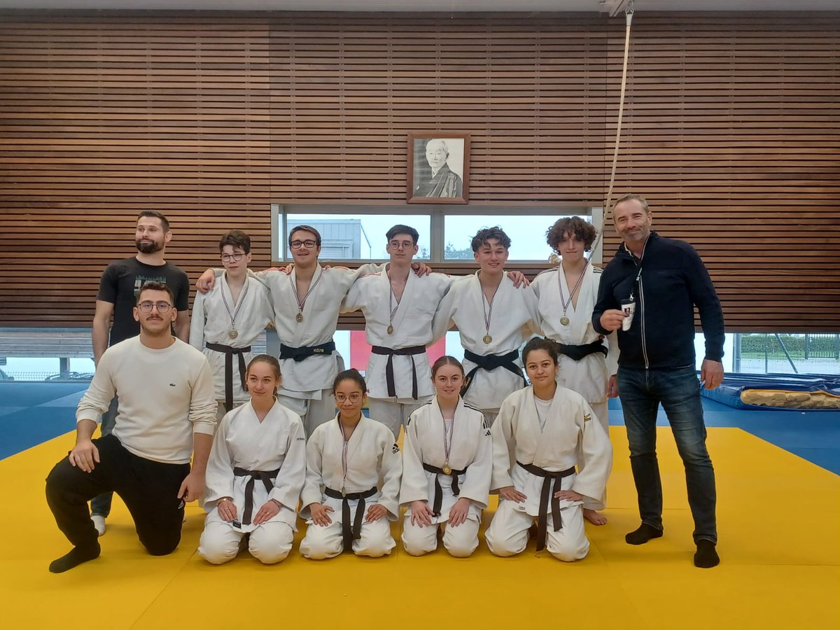 Championnat cadets D1

MOISSON DE MÉDAILLES POUR LE JUDO CLUB 56

A Ploermel samedi 14 décembre, se déroulait le championnat départemental cadets 1ère Division. 

Les jeunes Vannetais du Judo club 56 ont trusté les podiums (Une dizaine au total)