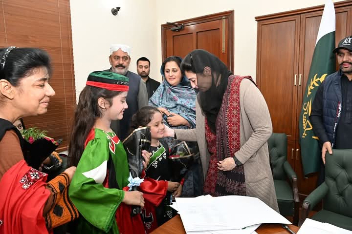 RazaDharijo's tweet photo. Asanji Benazir ♥️♥️🫶🏼 https://t.co/gq18M0Ua0o