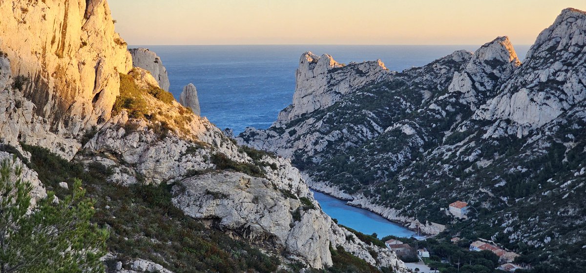 dark_massilia's tweet photo. 🔵 Randonnée vers la magnifique #calanque de SORMIOU 🤩 dans notre @ParcCalanques 🌊
Je remonte bien chargé comme d'habitude ♻️
#Environnement #Marseille #SickOfPlastic #Incivilités https://t.co/IUm32pwylt