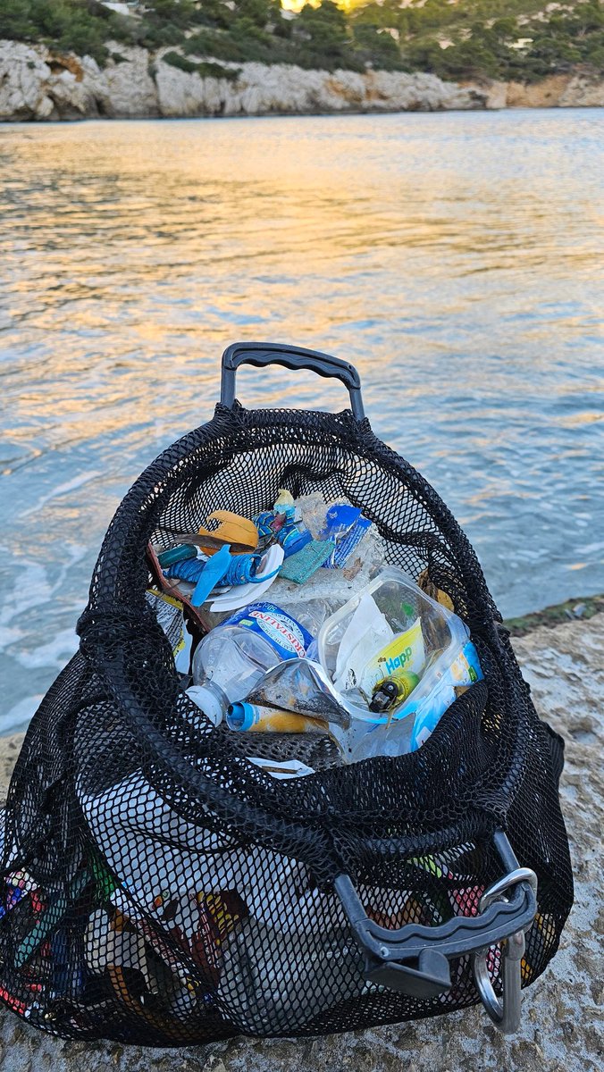 dark_massilia's tweet photo. 🔵 Randonnée vers la magnifique #calanque de SORMIOU 🤩 dans notre @ParcCalanques 🌊
Je remonte bien chargé comme d'habitude ♻️
#Environnement #Marseille #SickOfPlastic #Incivilités https://t.co/IUm32pwylt
