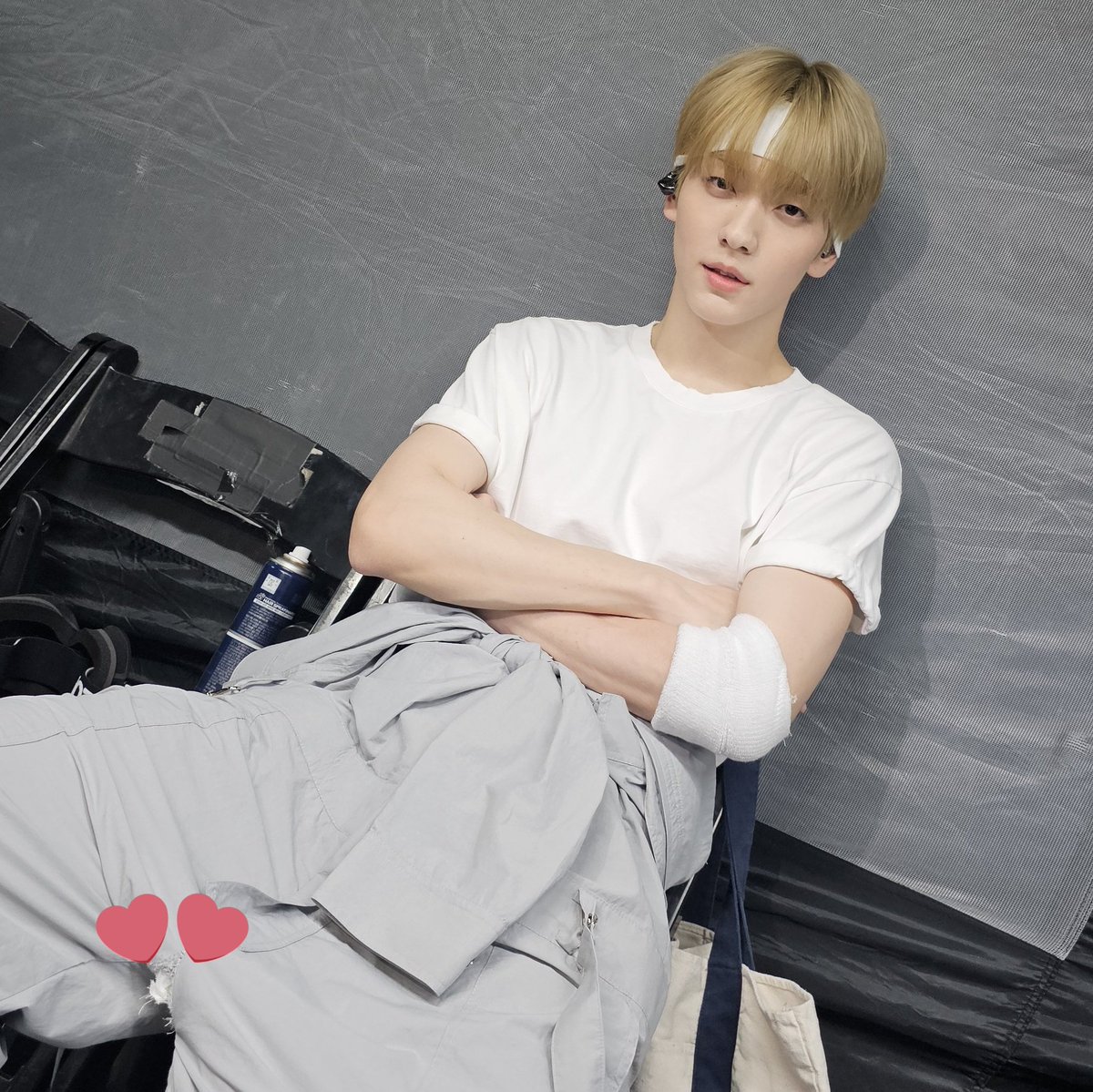 MariChoiTrinity's tweet photo. quando ele postou essas fotos com a calça rasgada e depois foi no weverse falar que rasgou durante uma performance mas que foi de propósito pra ventilar o cu https://t.co/9dSccGcl5d