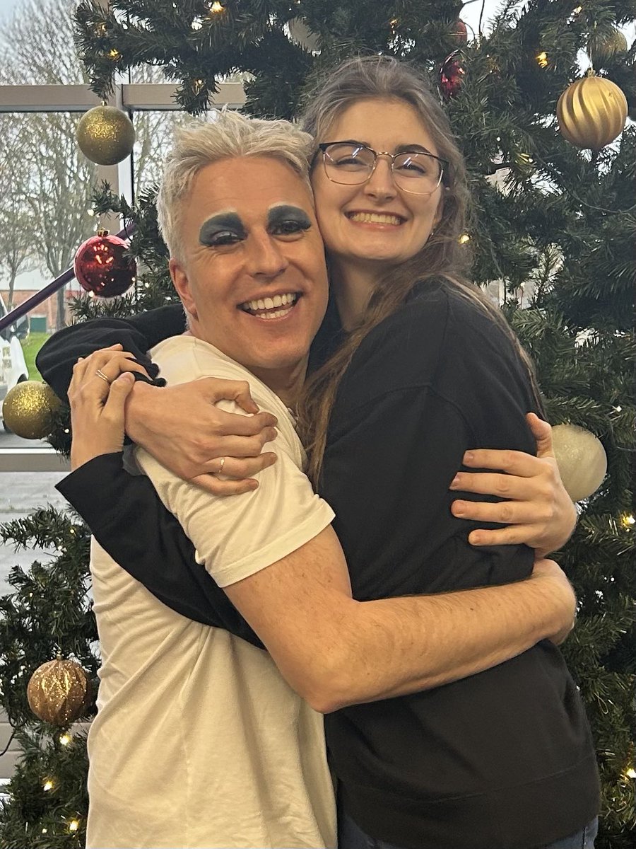 πΎππ§ππ¨ πΎπ‘ππ§π π¨π€π£ (@mrchrisclarkson) on Twitter photo Had a brilliant surprise visit from a wonderful friend on her one day off from her own Christmas show (with a 2hr drive each way). 
True friendship really is special. π₯° Had a brilliant surprise visit from a wonderful friend on her one day off from her own Christmas show (with a 2hr drive each way). 
True friendship really is special. π₯°