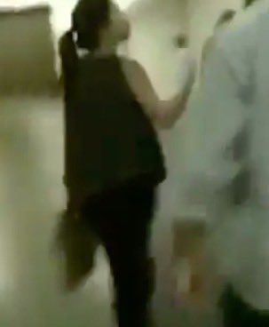 halieyblue's tweet photo. in 2011 selena was 19 and she slapped her boyfriend (justin) when he was ONLY 17…

⁃jb talks to the fans next to him
⁃I feel like she’s going to get mad at us (fans)
⁃selena let’s go of his hand and slaps justin
⁃jb: stop were in public stop! https://t.co/xD2we8EDJu