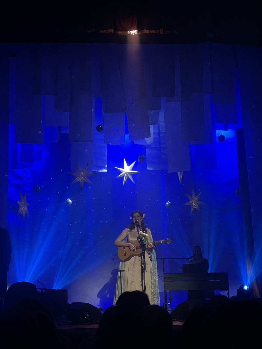 sofiiiika's tweet image. при вході на концерт Артистки Чуприненко, окрім браслетиків на руку, треба видавати упаковку серветок витирати сльози❤️‍🩹