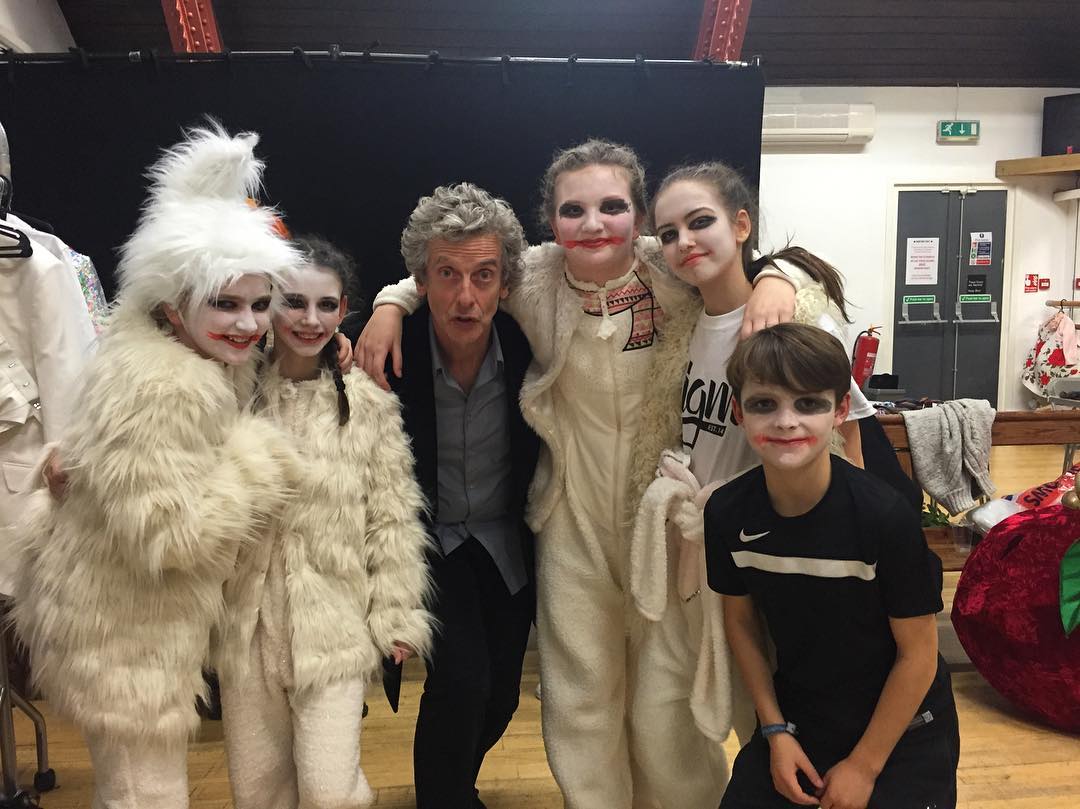 brinatello's tweet photo. #OTD (December 15, 2016): #PeterCapaldi surprised the #PortobelloPanto cast during their production of #TheSnowQueen. Directed by #AnnaChancellor (#LixStorm in #TheHour) at the Tabernacle in Notting Hill. 📷 credits: https://t.co/G7Ktikmixn https://t.co/wmK7ouM0Fg https://t.co/sQdk83QhtT