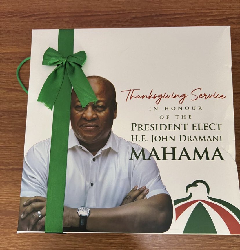 Sambryanbuabeng's tweet photo. Posterity will indeed be kind to President @NAkufoAddo.

Today, @JDMahama served Ekumfi fruit juice at his thanksgiving service, a product made possible by the visionary policies initiated under Akufo-Addo’s leadership. https://t.co/OKoVjb1IJC