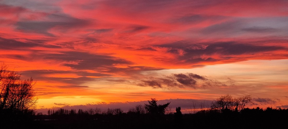 After over a week of completely cloudy weather here, this weekend has brightened up and has ended with an epic Sunday evening sunset over Tring reservoirs. A reminder that winter photography in UK can present great opportunities.... occasionally!