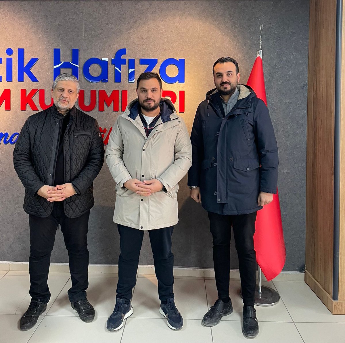 yunusbal23's tweet photo. Pratik Hafıza Eğitim Kurumlarını ziyaret ettik.

Gençlerimizin geleceği ve eğitimi için daima omuz omuza hareket ettiğimiz, fikir alışverişi içerisinde olduğumuz Serhat Gülnaroğlu Hocamıza ve Eralp Sarıkamış Hocamıza misafirperverliklerinden dolayı teşekkür eder, başarılı çalışmalarının devamını dilerim.