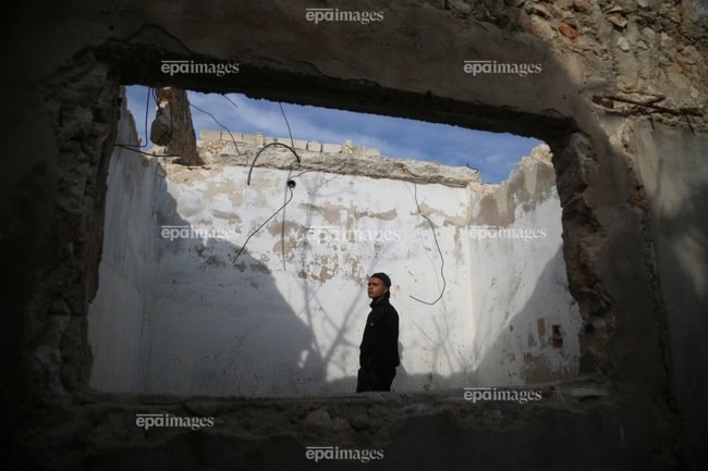 Bilal_Alhammoud's tweet photo. Despite the liberation of their areas and the expulsion of the regime forces and their allies, the people of the southern Idlib countryside are prevented from returning to their homes due to the theft of roofs and furniture from their homes by the regime forces. https://t.co/g4JkBijlZ4